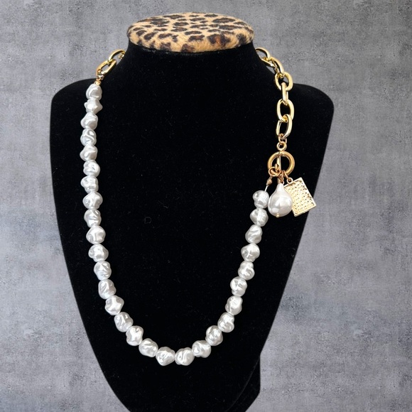 Faux pearls & Gold plated chunky necklace with a square charm - Picture 6 of 6